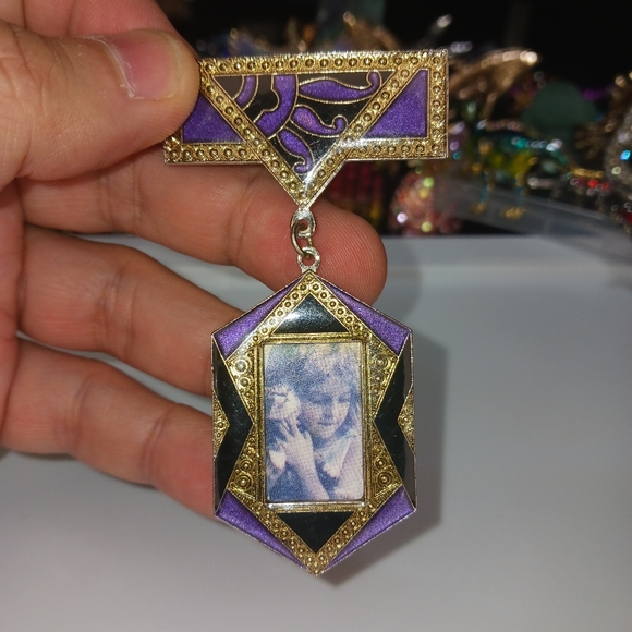 Vintage Dangle Photo Frame Brooch Pin Purple Royal Ceremonial Style - Picture 8 of 10